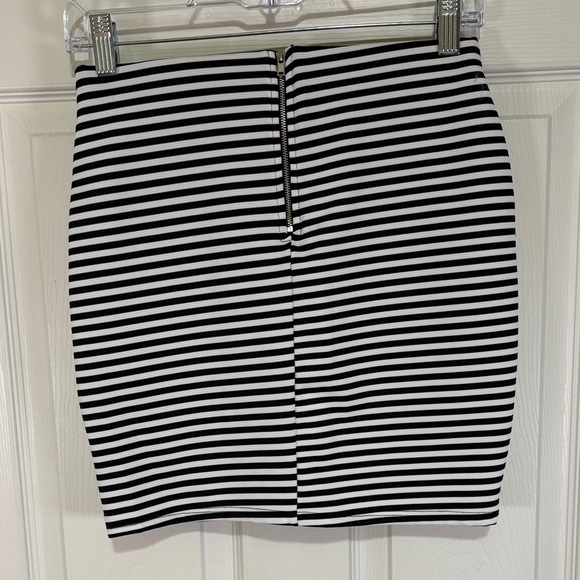 Aqua Black and White Striped Women's Skirt with Ruffle Size Small - Picture 2 of 9